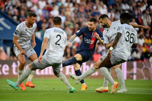 皇马四将染黄，贝林厄姆违规进场遭警告